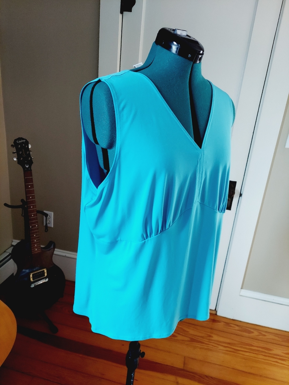 🔴3/$15 Fashion Bug Sexy V-Neck Sleeveless Turquoise Top Women's 18/20W - Picture 2 of 8